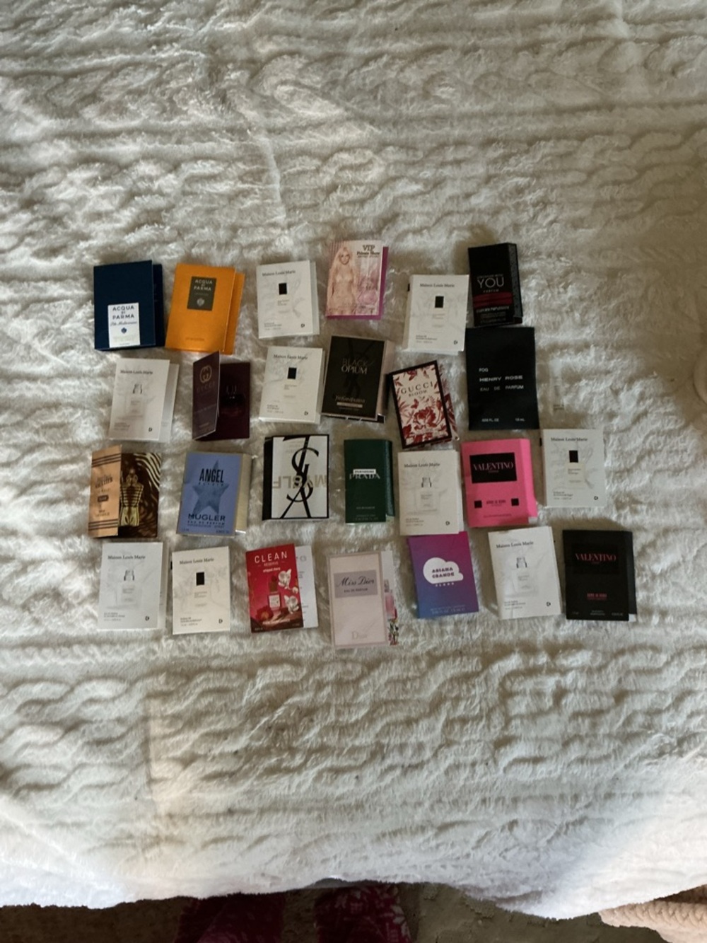 27 Assorted Designer Perfume Sample Pack - Multicolor Sachets
